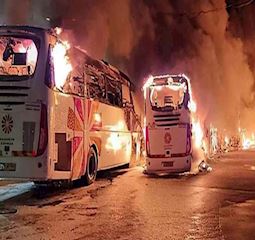 Sionistlərin iki avtobusu yanıb