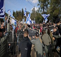 Netanyahunun əleyhdarları ilə sionist rejim polisi arasındakı toqquşmalar davam edir