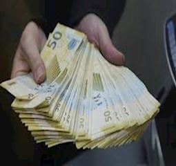 بحران ارزی در جمهوری آذربایجان/ فروش دلار سهیه‌بندی شد