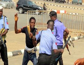 Nigeriya-polisi-Zəkzakinin-azad-edilməsini-istəyənlərə-itlərlə-hücum-etdi--FOTO