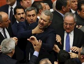 Türkiyə-parlamentində-yenə-dava-düşüb-xəsarət-alanlar-var--Video