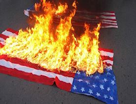 Amerikalı-tələbələr-öz-ölkələrinin-bayrağını-yandırıblar