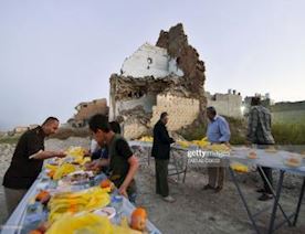 Mosulda-dağılmış-evlərin-arasında-iftar-süfrəsi